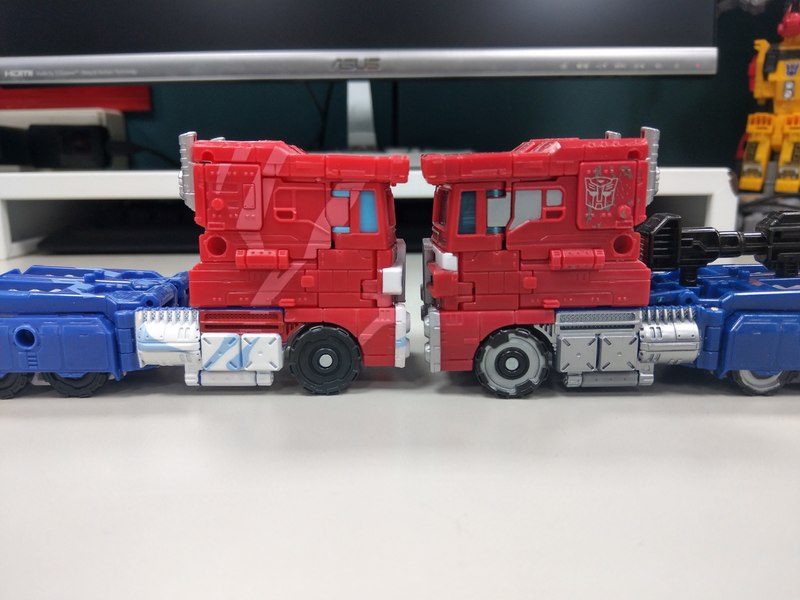 Transformers Siege Classic Animation Optimus Prime In Hand Photo Gallery 21 (21 of 24)